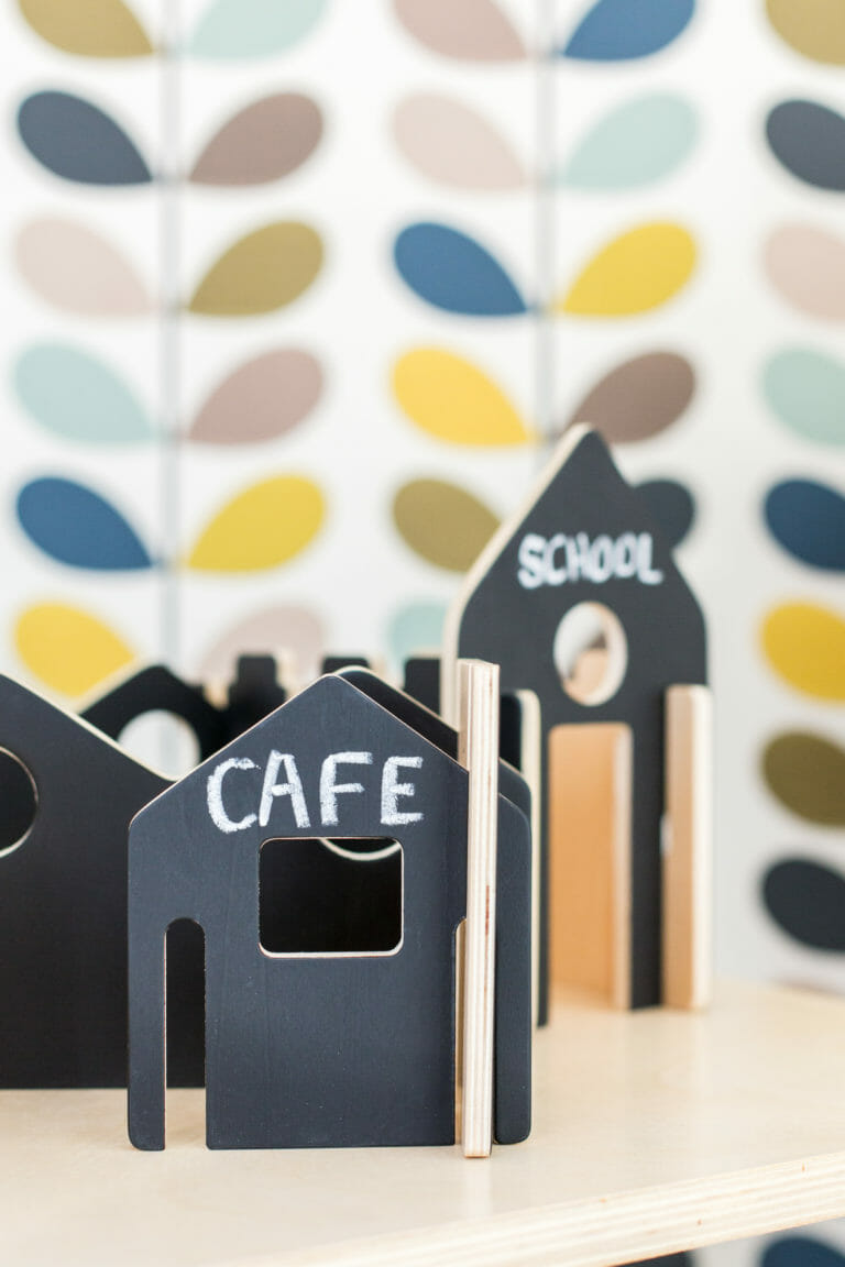 Happy Architect – Create N’ Play-Chalkboard surface on one side